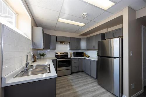 602 Kirkbridge Dr, Winnipeg, MB - Indoor Photo Showing Kitchen With Double Sink