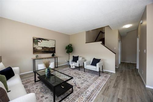 602 Kirkbridge Dr, Winnipeg, MB - Indoor Photo Showing Living Room