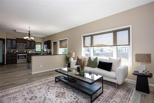 602 Kirkbridge Dr, Winnipeg, MB - Indoor Photo Showing Living Room