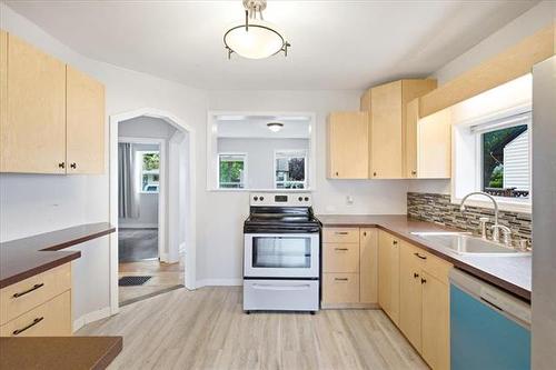 1035 Rosemount Ave, Winnipeg, MB - Indoor Photo Showing Kitchen