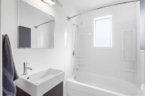 1035 Rosemount Ave, Winnipeg, MB - Indoor Photo Showing Bathroom