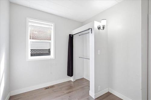 1035 Rosemount Ave, Winnipeg, MB - Indoor Photo Showing Other Room