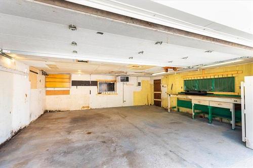 1035 Rosemount Ave, Winnipeg, MB - Indoor Photo Showing Garage