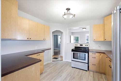 1035 Rosemount Ave, Winnipeg, MB - Indoor Photo Showing Kitchen