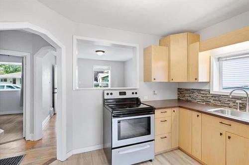 1035 Rosemount Ave, Winnipeg, MB - Indoor Photo Showing Kitchen