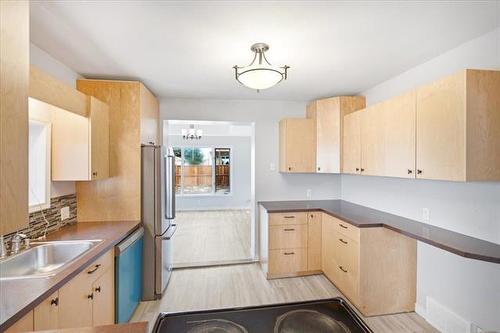 1035 Rosemount Ave, Winnipeg, MB - Indoor Photo Showing Kitchen