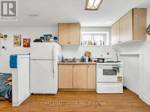3068 Morning Star Drive, Mississauga, ON - Indoor Photo Showing Kitchen