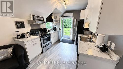 8950 Brown Road, Niagara Falls (Brown), ON - Indoor Photo Showing Kitchen With Double Sink