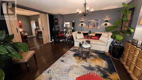 8950 Brown Road, Niagara Falls (Brown), ON - Indoor Photo Showing Living Room