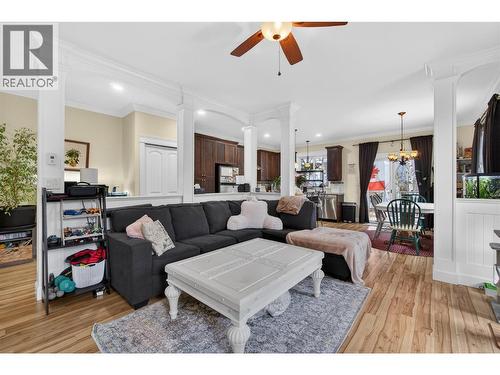 2991 7 Avenue Ne, Salmon Arm, BC - Indoor Photo Showing Living Room
