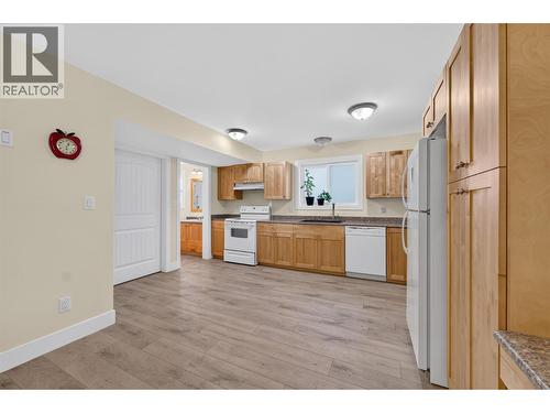 Suite - 2991 7 Avenue Ne, Salmon Arm, BC - Indoor Photo Showing Kitchen