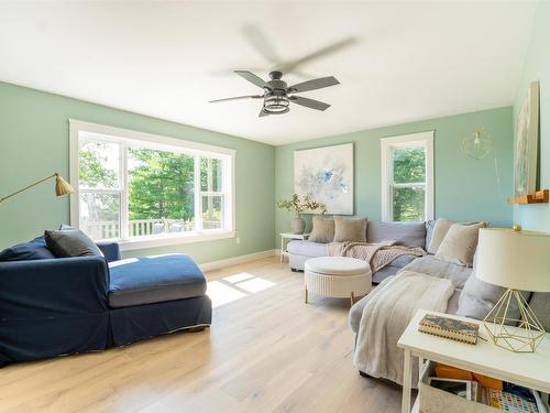 46 Coastal View Lane, Canoe Cove, PE - Indoor Photo Showing Living Room