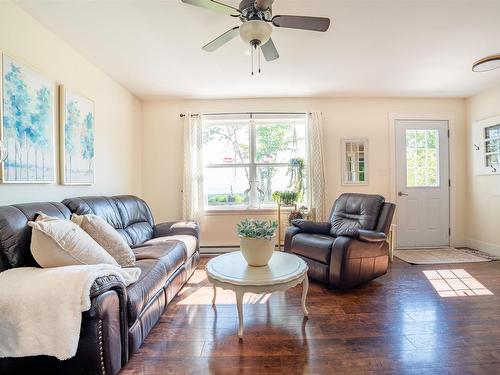 46 Coastal View Lane, Canoe Cove, PE - Indoor Photo Showing Living Room