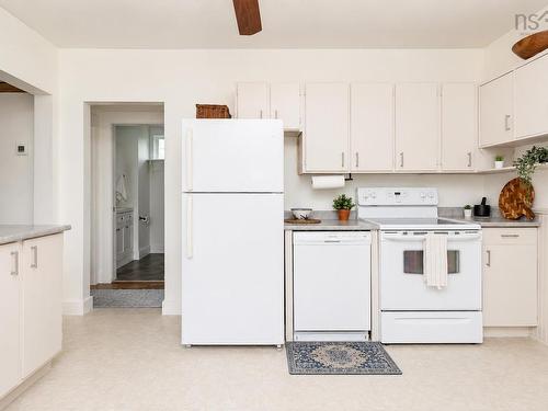 33 Richmond Street, Sydney, NS - Indoor Photo Showing Kitchen