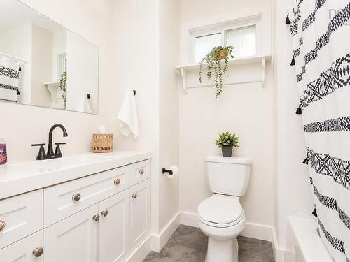 33 Richmond Street, Sydney, NS - Indoor Photo Showing Bathroom