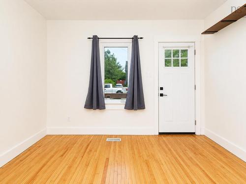 33 Richmond Street, Sydney, NS - Indoor Photo Showing Other Room