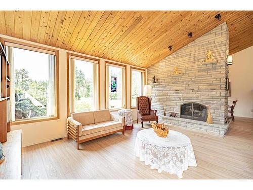 4600 Mapleward Rd., Thunder Bay, ON - Indoor Photo Showing Living Room With Fireplace