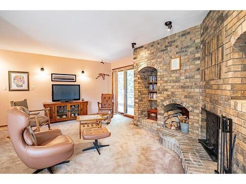 4600 Mapleward Rd., Thunder Bay, ON - Indoor Photo Showing Living Room With Fireplace