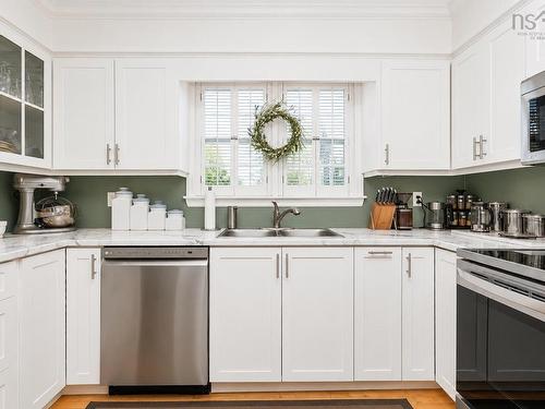 74 Church Street, Florence, NS - Indoor Photo Showing Kitchen With Double Sink