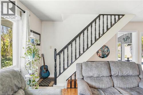 937 Park Avenue W, Burlington, ON - Indoor Photo Showing Living Room