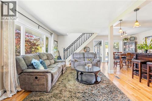 937 Park Avenue W, Burlington, ON - Indoor Photo Showing Living Room