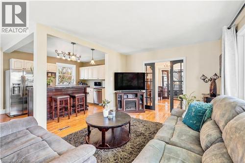 937 Park Avenue W, Burlington, ON - Indoor Photo Showing Living Room