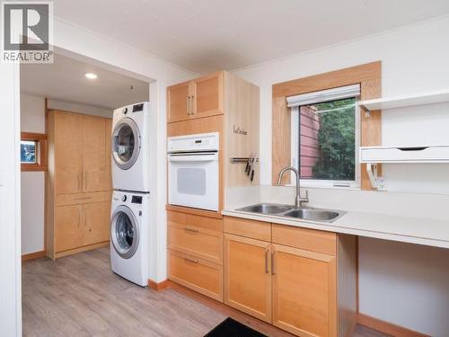 606 Ogilvie Street, Whitehorse, YT - Indoor Photo Showing Laundry Room