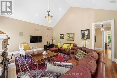46 Lake Woods Drive, Whitchurch-Stouffville, ON - Indoor Photo Showing Living Room