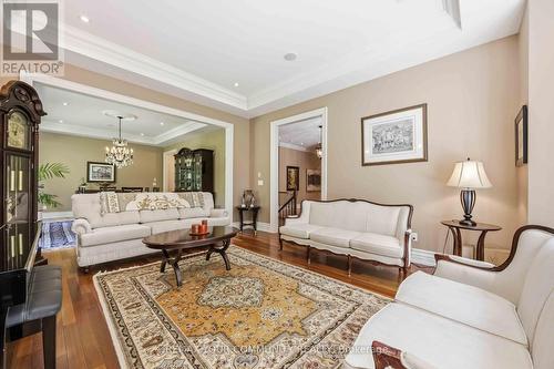 46 Lake Woods Drive, Whitchurch-Stouffville, ON - Indoor Photo Showing Living Room