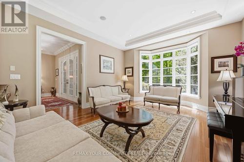 46 Lake Woods Drive, Whitchurch-Stouffville, ON - Indoor Photo Showing Living Room