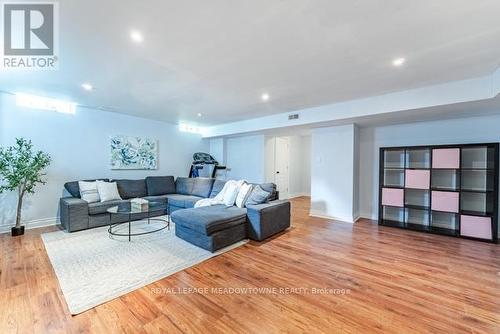 150 Mccready Drive, Milton, ON - Indoor Photo Showing Living Room