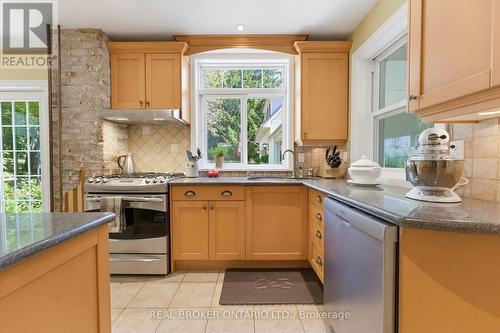 24 Pleasant Ridge Road, Brantford, ON - Indoor Photo Showing Kitchen