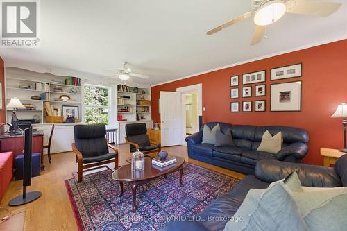 24 Pleasant Ridge Road, Brantford, ON - Indoor Photo Showing Living Room