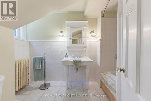 24 Pleasant Ridge Road, Brantford, ON - Indoor Photo Showing Bathroom