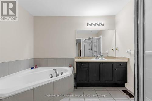 13 - 370 Stonehenge Drive, Hamilton, ON - Indoor Photo Showing Bathroom