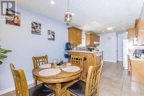 39 Washburn Drive, Guelph, ON - Indoor Photo Showing Dining Room