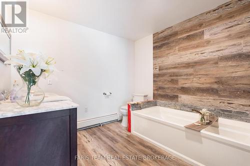 1008 Rainbow Valley Road W, Springwater, ON - Indoor Photo Showing Bathroom