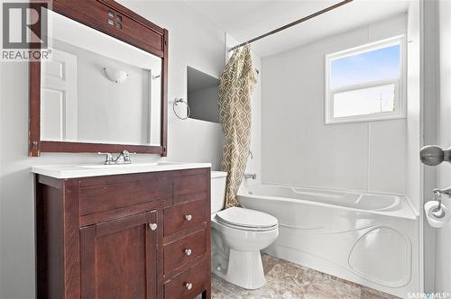 215 26Th Street W, Saskatoon, SK - Indoor Photo Showing Bathroom