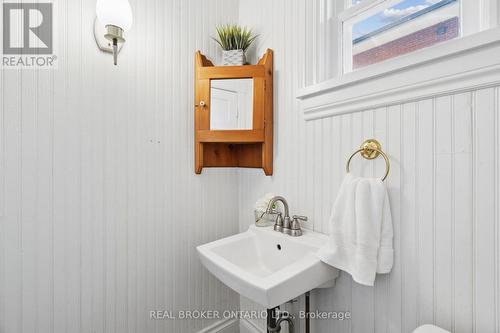 25 Suffolk Street W, Guelph, ON - Indoor Photo Showing Bathroom