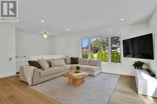 2584 Stagecoach Road, Ottawa, ON - Indoor Photo Showing Living Room