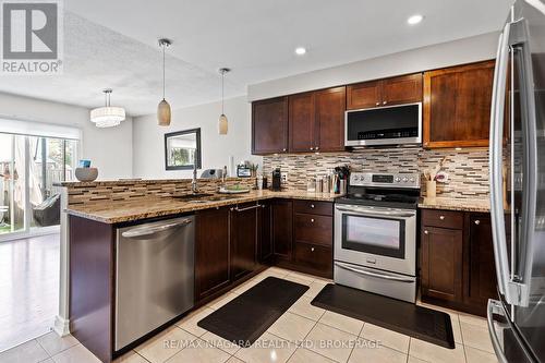 17 Jackson Court W, Welland (N. Welland), ON - Indoor Photo Showing Kitchen With Upgraded Kitchen