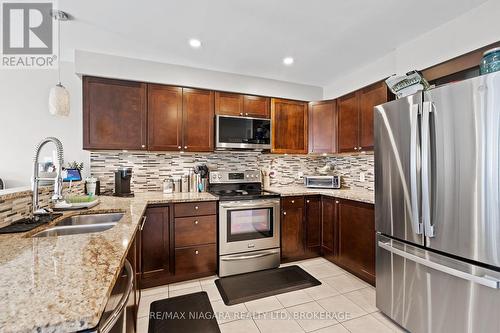 17 Jackson Court W, Welland (N. Welland), ON - Indoor Photo Showing Kitchen With Double Sink With Upgraded Kitchen