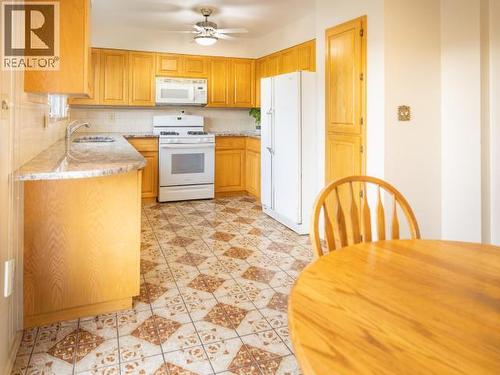 3571 Mackenzie Ave, Powell River, BC - Indoor Photo Showing Kitchen