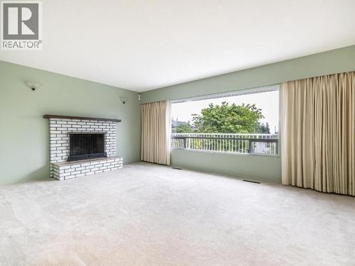 3571 Mackenzie Ave, Powell River, BC - Indoor Photo Showing Living Room