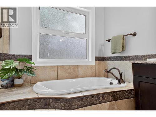 4588 Raymer Road, Kelowna, BC - Indoor Photo Showing Bathroom