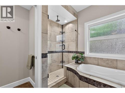 4588 Raymer Road, Kelowna, BC - Indoor Photo Showing Bathroom