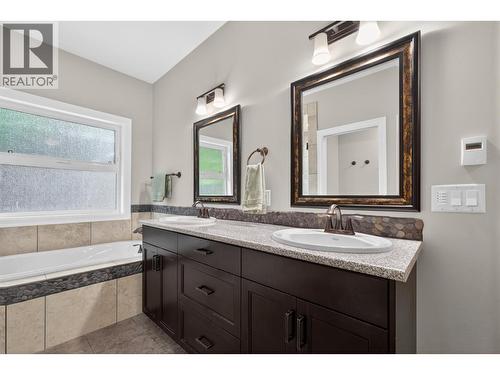 ensuite - 4588 Raymer Road, Kelowna, BC - Indoor Photo Showing Bathroom