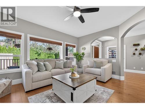 4588 Raymer Road, Kelowna, BC - Indoor Photo Showing Living Room