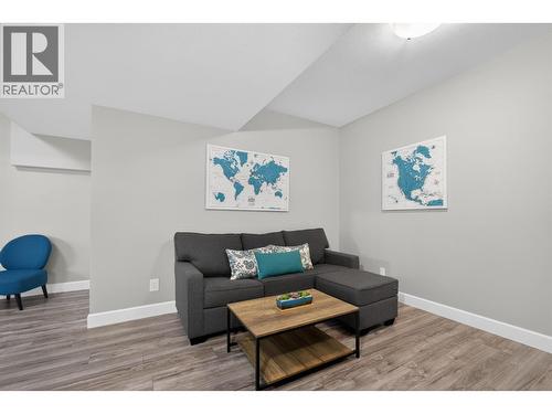 4588 Raymer Road, Kelowna, BC - Indoor Photo Showing Living Room
