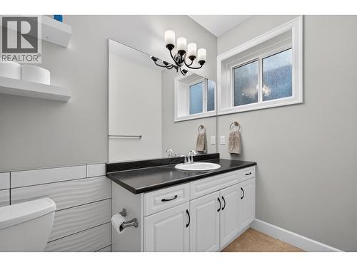suite bathroom - 4588 Raymer Road, Kelowna, BC - Indoor Photo Showing Bathroom